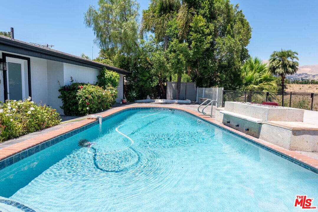 3650 Sapphire Dr in Los Angeles, CA - Building Photo