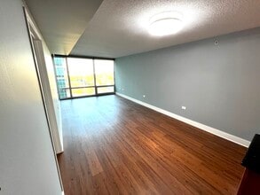 9655 Woods Dr in Skokie, IL - Foto de edificio - Building Photo