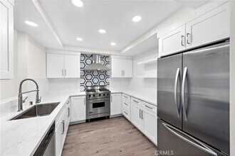 411 Goldenrod Ave, Unit A in Newport Beach, CA - Foto de edificio - Building Photo