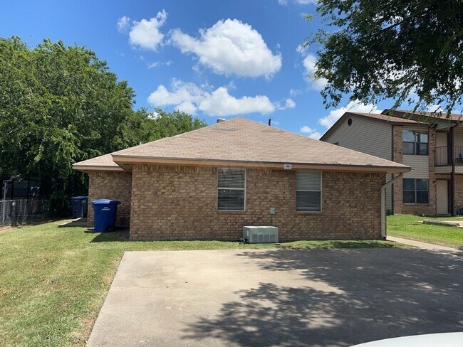 204 W Avenue F in Copperas Cove, TX - Foto de edificio - Building Photo