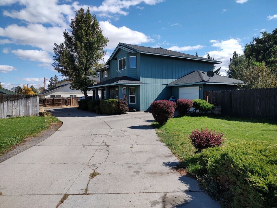 2946-2946 SW 24th Ct in Redmond, OR - Building Photo