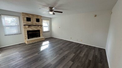 1615 Central Pkwy in Florissant, MO - Foto de edificio - Building Photo