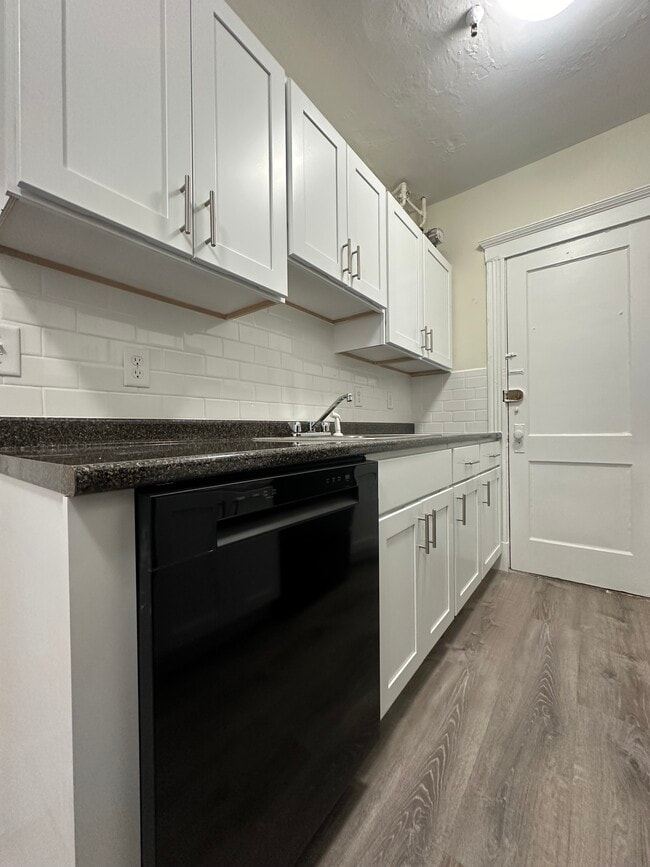 131 Park Dr, Unit 22 in Boston, MA - Foto de edificio - Building Photo