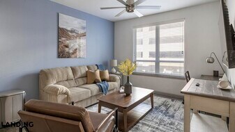 1001 S Center St in Arlington, TX - Building Photo