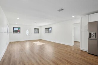 327 NE 15th Ave in Boynton Beach, FL - Building Photo - Building Photo