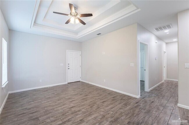 5901 Swallow Ave in McAllen, TX - Foto de edificio - Building Photo