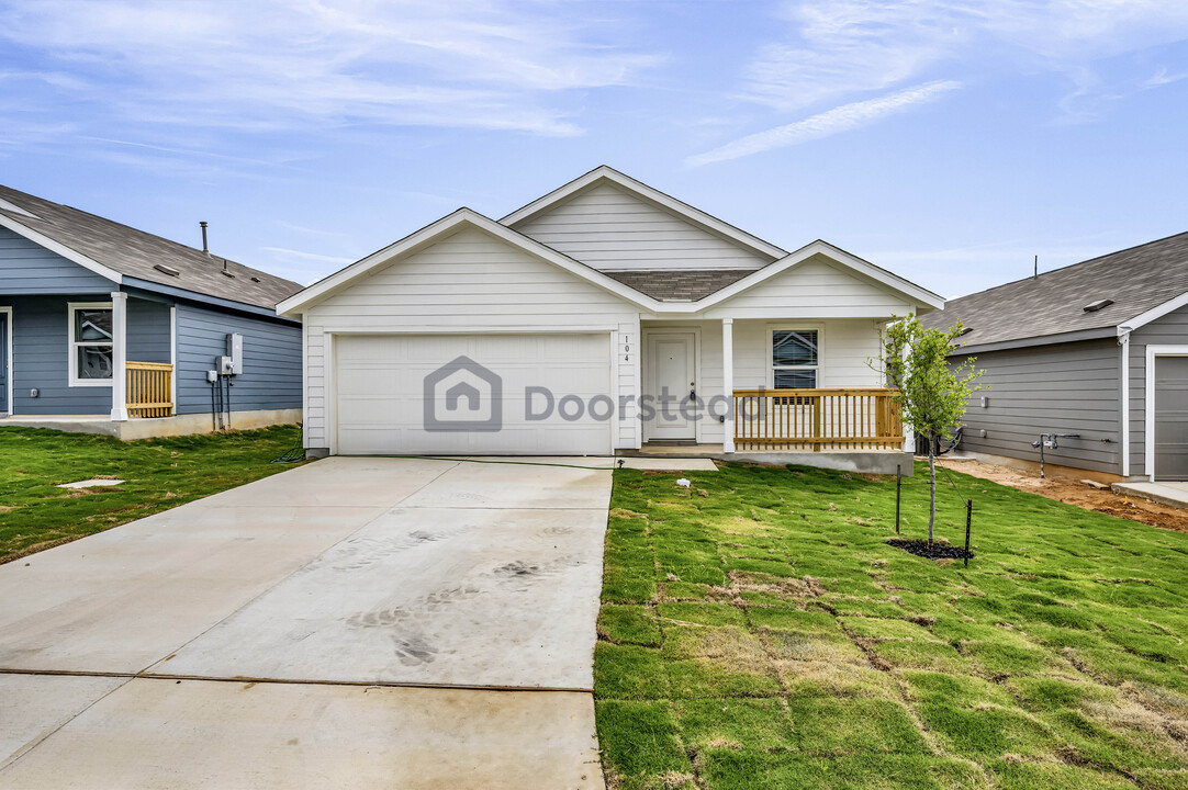104 Avena Grv in Floresville, TX - Building Photo