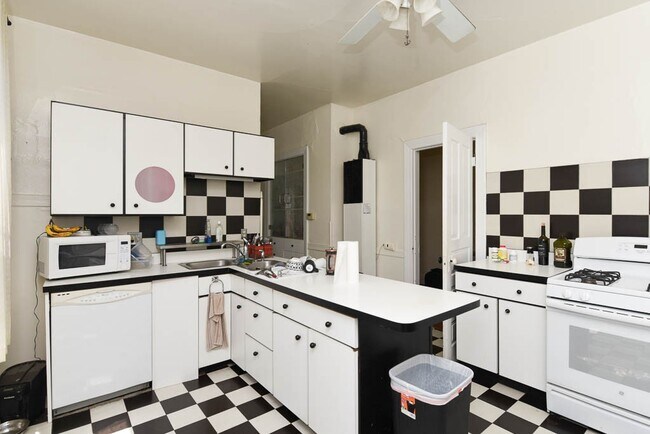 2615 N Southport Ave, Unit 2 in Chicago, IL - Building Photo - Building Photo