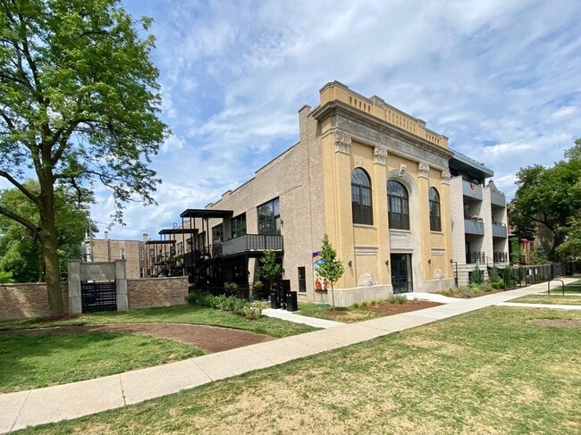 3228 W Palmer St