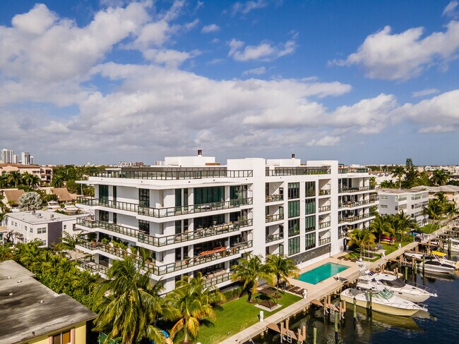 Aqualuna Las Olas in Fort Lauderdale, FL - Foto de edificio - Building Photo