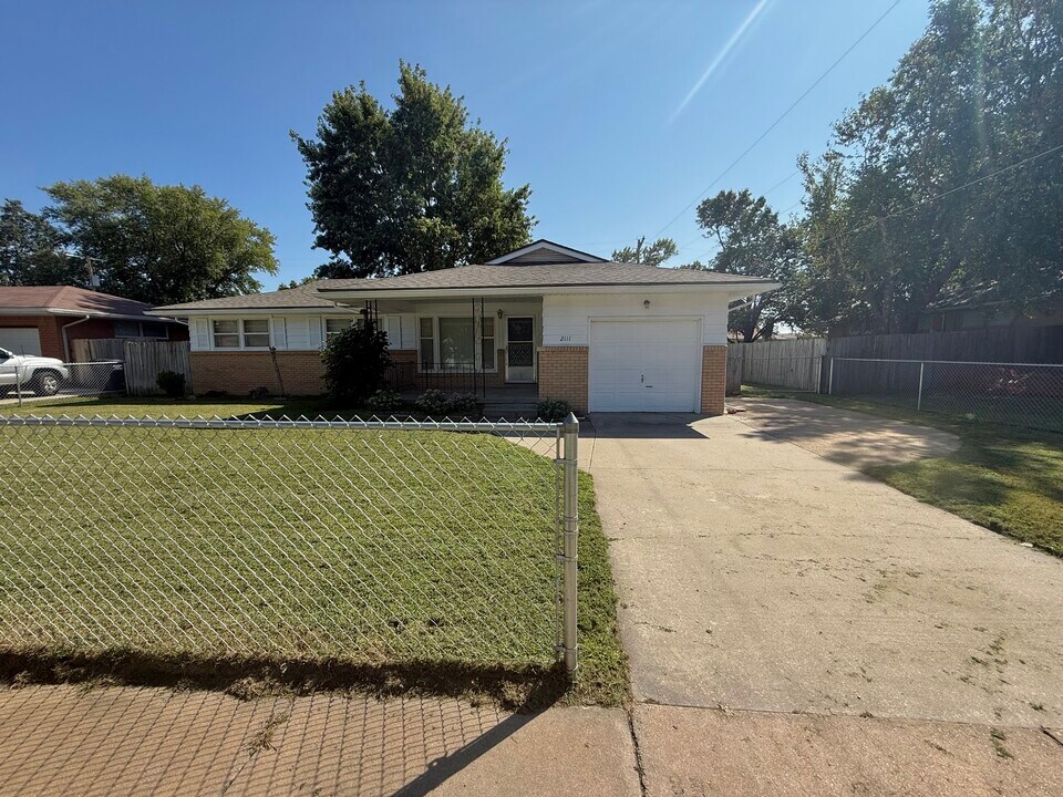 2111 W 24th St N in Wichita, KS - Building Photo