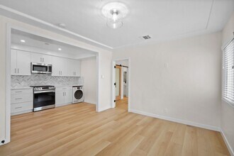 1826 W Silver Lake Dr in Los Angeles, CA - Building Photo - Building Photo