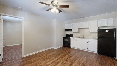500 Foch St, Unit 4 in Bryan, TX - Foto de edificio - Building Photo