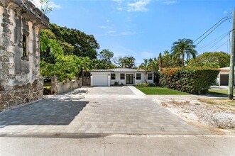 5736 SW 35th St in Miami, FL - Building Photo - Building Photo
