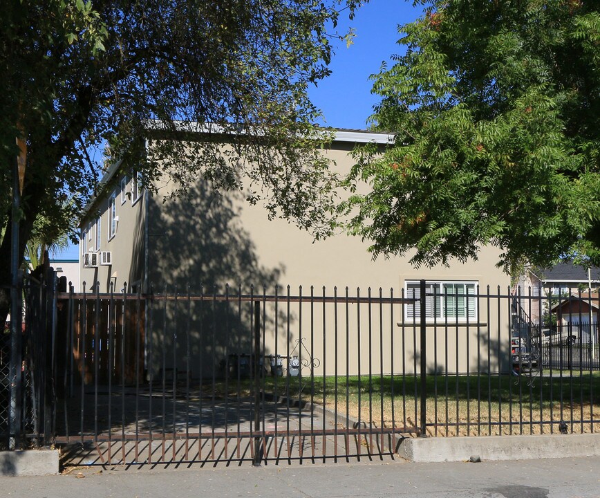 1050 Grand Ave in Sacramento, CA - Building Photo