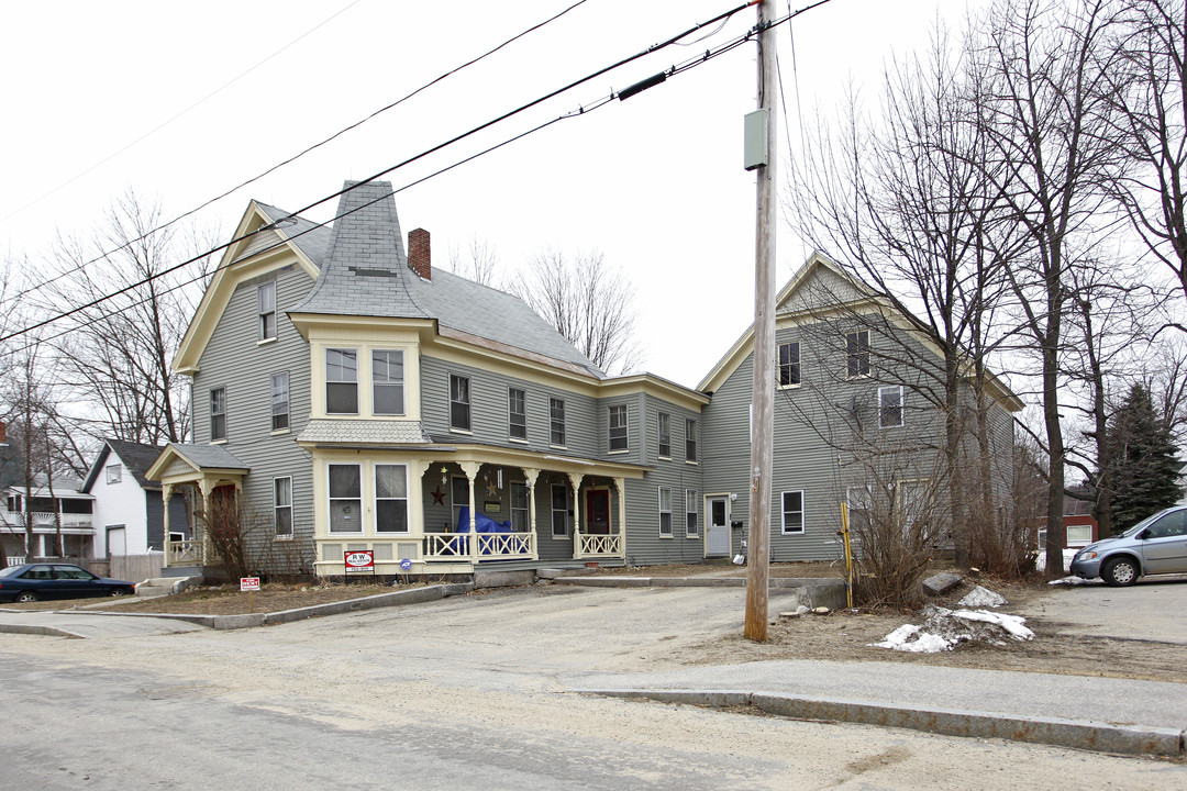 15 Pleasant St in Farmington, NH - Building Photo