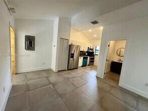 3 NE 70th St, Unit 1 in Miami, FL - Building Photo - Building Photo