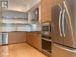 121-T121 McMahon Dr in Toronto, ON - Building Photo - Building Photo