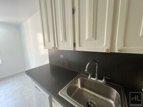 GRAND CENTRAL PARKWAY in Queens, NY - Building Photo - Building Photo