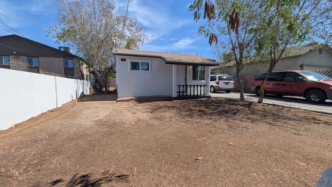 property at 1406 W Vogel Ave