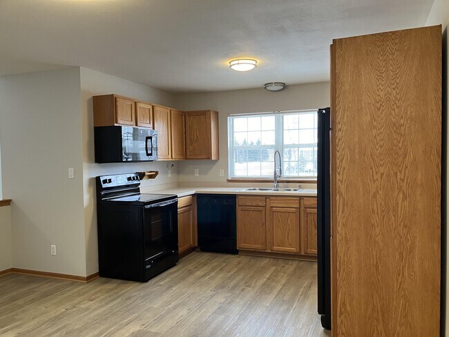 1442 Oriole Dr in Hartford, WI - Building Photo - Building Photo