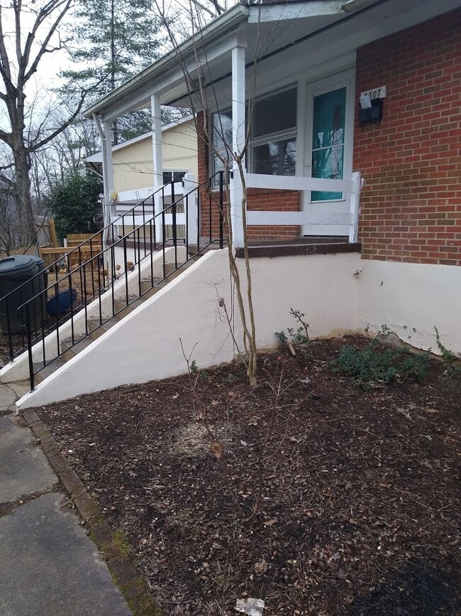 2307 Crestmont Ave in Charlottesville, VA - Building Photo - Building Photo