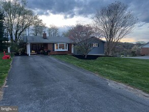 6122 Rolling View Dr in Sykesville, MD - Building Photo - Building Photo