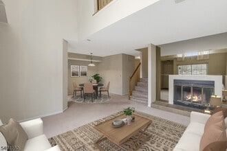 62 Bentley Ct in Bedminster, NJ - Foto de edificio - Building Photo