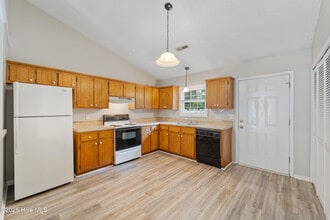 166 Corey Cir in Jacksonville, NC - Building Photo - Building Photo