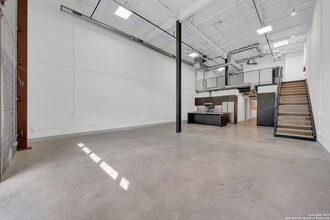 215 Coca-Cola Pl in San Antonio, TX - Foto de edificio - Building Photo