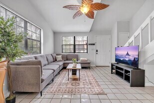 1816 Jackson Bluff Rd in Tallahassee, FL - Building Photo