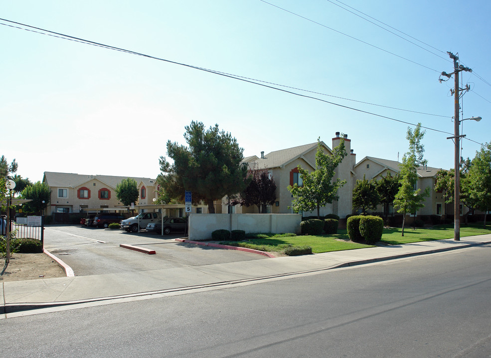 Parkwood Apartments in Parlier, CA - Building Photo