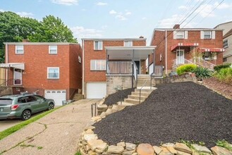 2445 Edgebrook Ave in Pittsburgh, PA - Foto de edificio - Building Photo