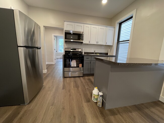 115 Neptune Ave, Unit 1R