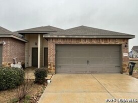 698 Saengerhalle Rd in New Braunfels, TX - Building Photo