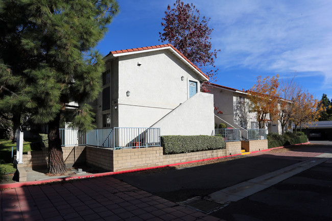 Gables Apartments in Placentia, CA - Foto de edificio - Building Photo