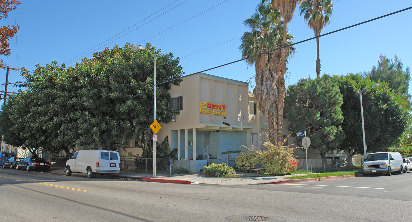 Beachwood Plaza in Los Angeles, CA - Building Photo