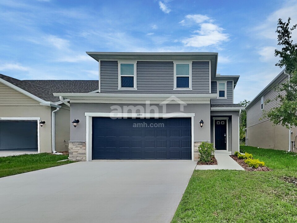 6444 Atlantic Bch Ave in Wesley Chapel, FL - Foto de edificio