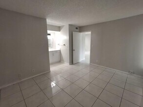 9917 Twin Lakes Dr in Coral Springs, FL - Foto de edificio - Building Photo
