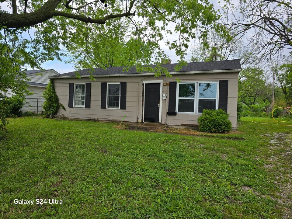 607 St Monica Dr in Sauget, IL - Building Photo