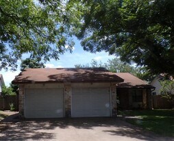 12815 Hymeadow Dr in Austin, TX - Building Photo