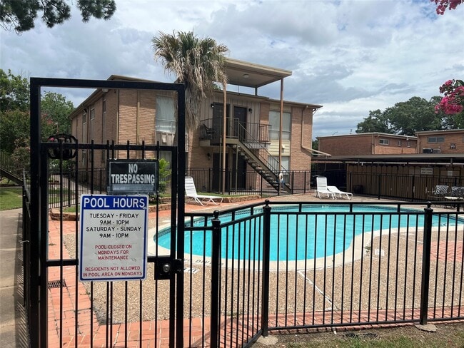 8110 Albacore Dr in Houston, TX - Foto de edificio - Building Photo