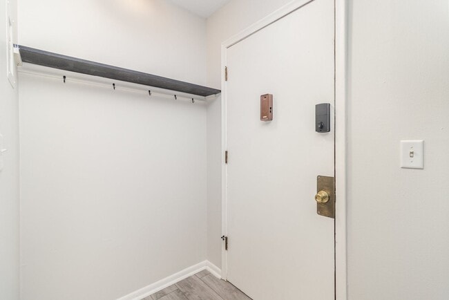 2009 Commerce Blvd, Unit #205 in Mound, MN - Foto de edificio - Building Photo