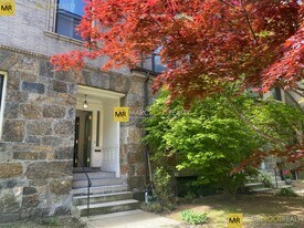7 Regent Cir in Brookline, MA - Building Photo