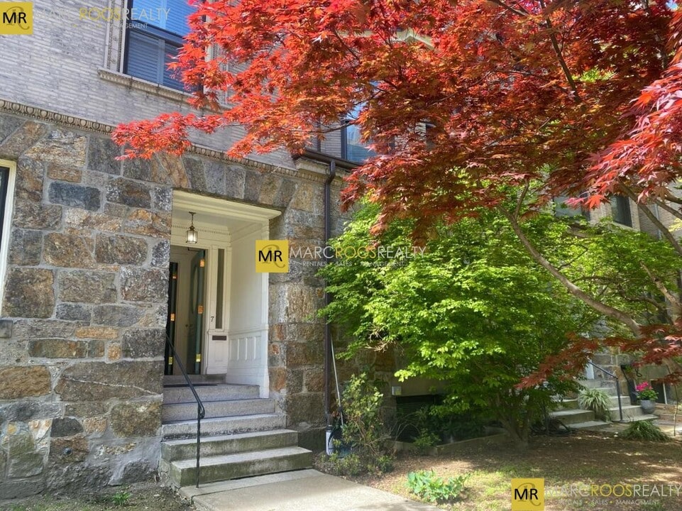 7 Regent Cir in Brookline, MA - Building Photo