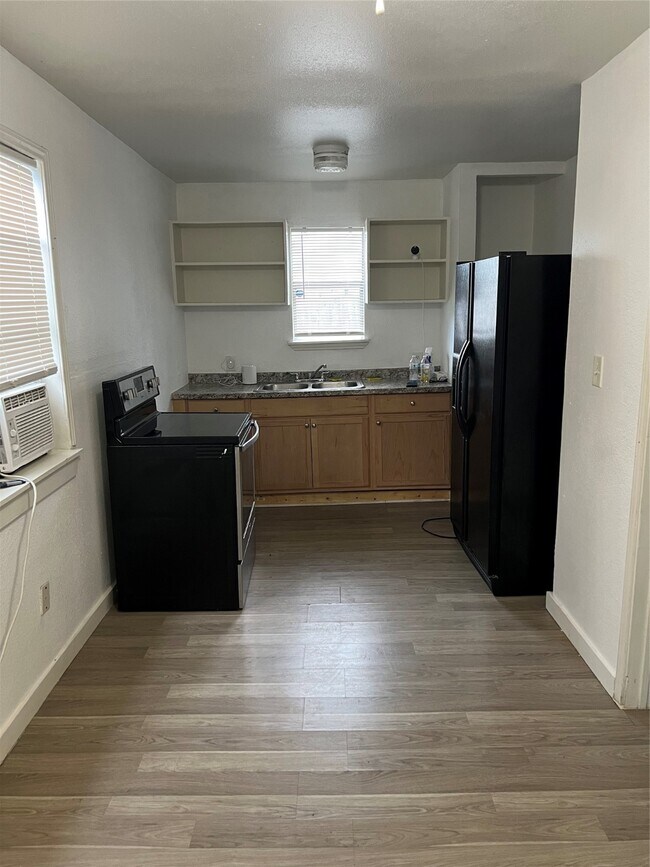 7909 Brutus St in Houston, TX - Foto de edificio - Building Photo