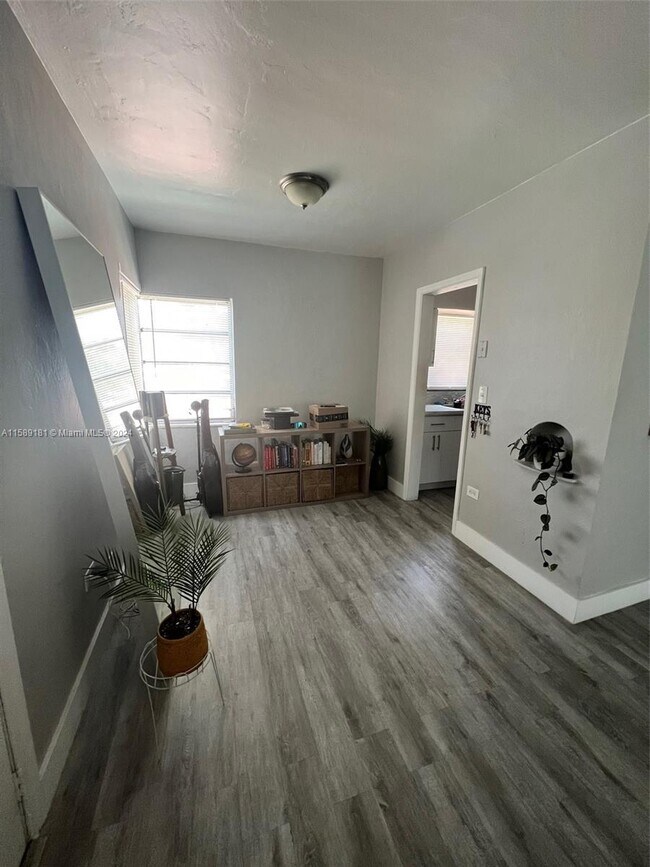 1730 Marseille Dr, Unit 3 in Miami Beach, FL - Building Photo - Building Photo