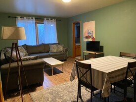 610 Pawling Ave, Unit Floor 1 in Troy, NY - Building Photo