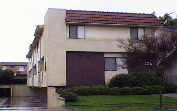 225 N Marguerita Ave in Alhambra, CA - Foto de edificio