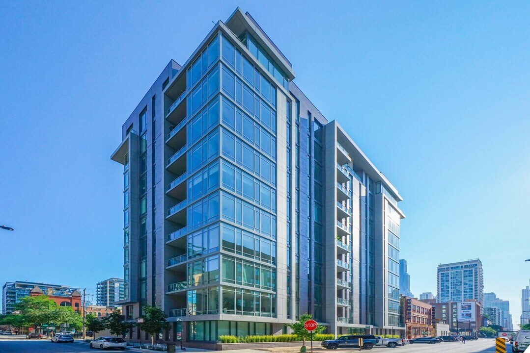 360 W Erie St in Chicago, IL - Building Photo